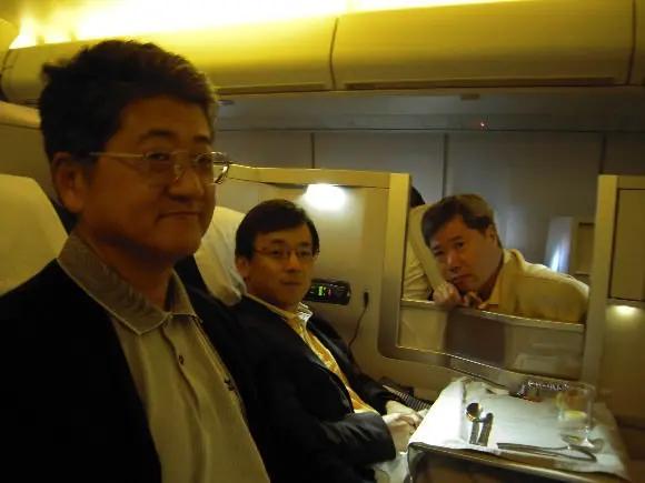 機内にて(筆者以外の三人)